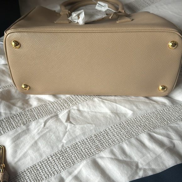 Beige Prada Medium women’s Galleria Saffiano leather bag - Picture 7 of 11